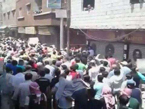 Syrian soldiers guard border as thousands flee