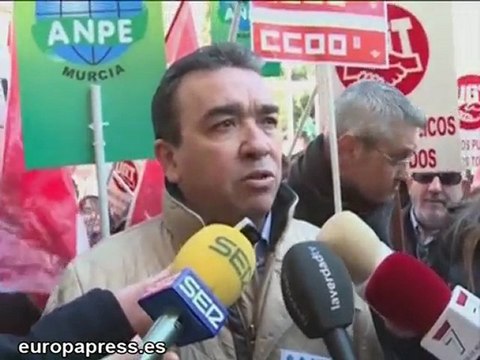 Centenar de personas protestan contra los recortes