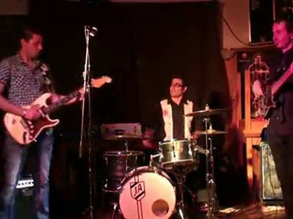 Little Peter Blues Band play  "Cookin" (Duke Robillard)