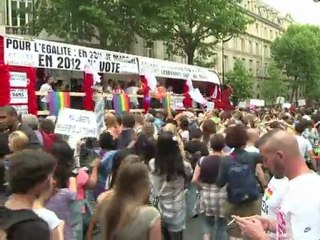 Manifestantes gay en París demandan seguir ejemplo de Nueva York