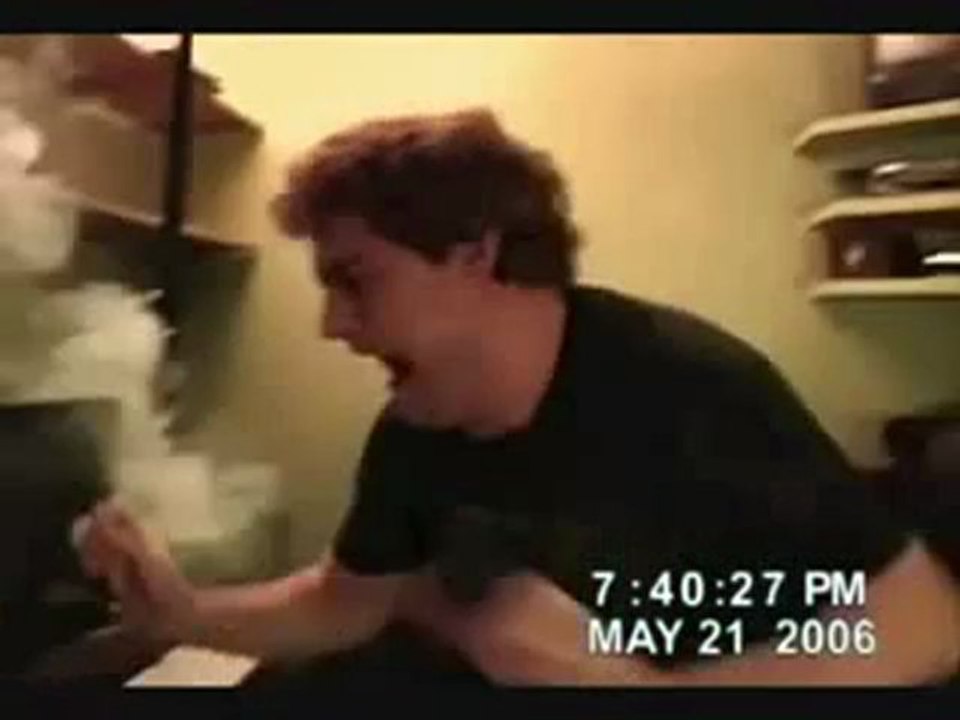 Il casse son écran de peur après avoir vue une vidéo piège