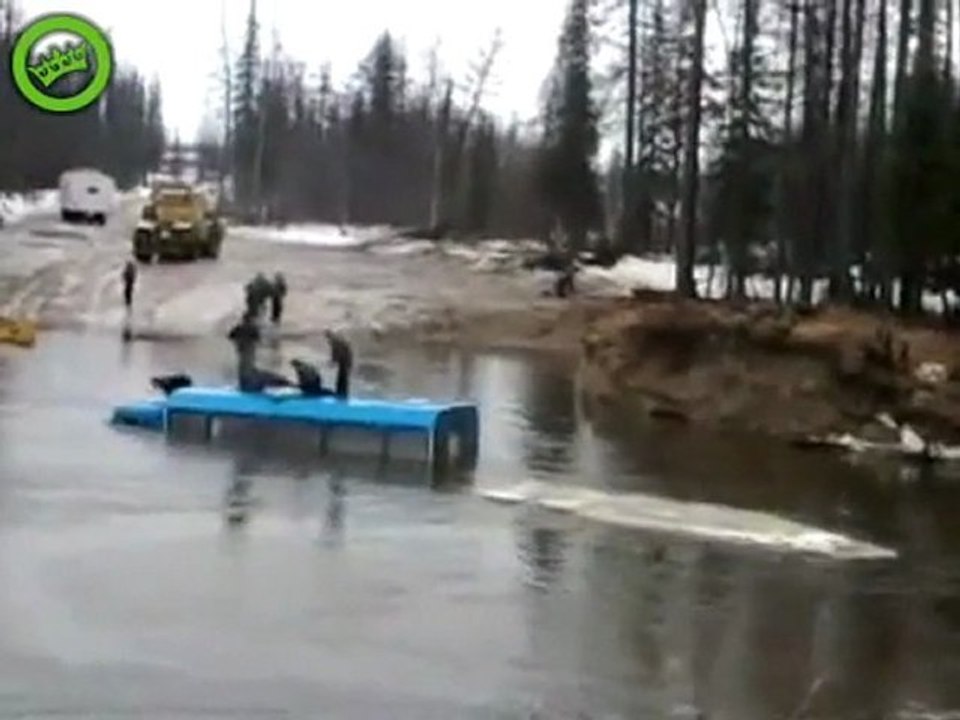Bulldozert hilft Bus-Kreuzung