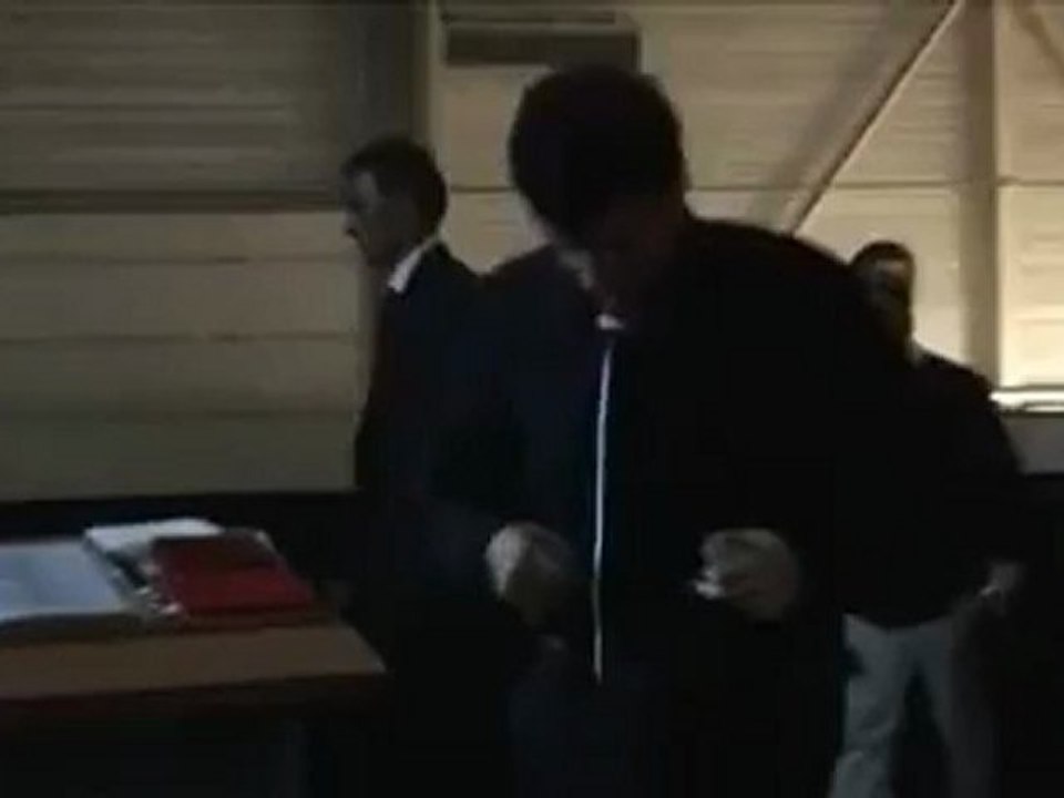 sinan özenin muhteşem bir şekilde sahneye gelişi