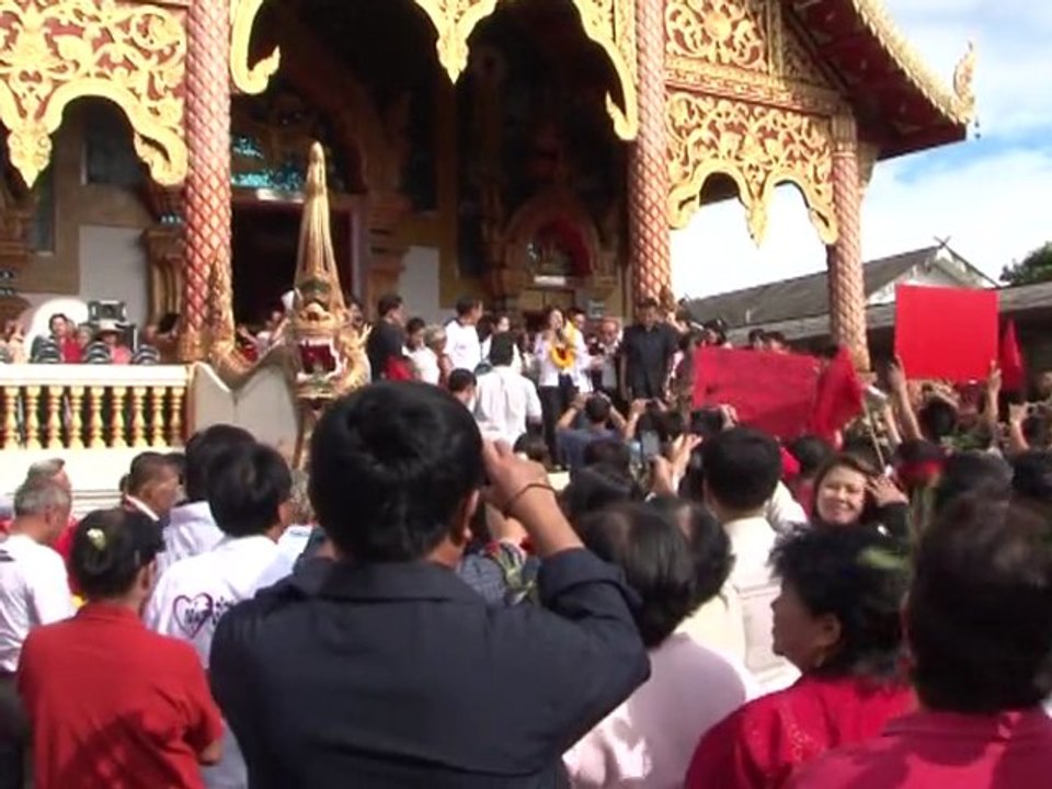 Opération séduction pour l'armée thaï, avant les élections