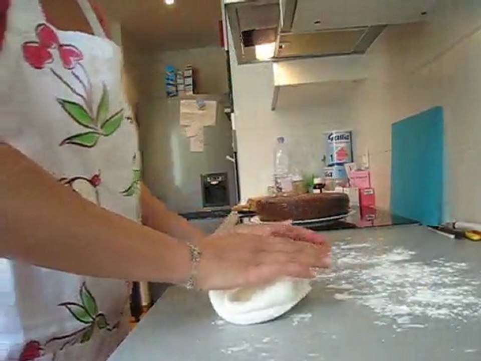 malaxer et assouplir la pâte à sucre