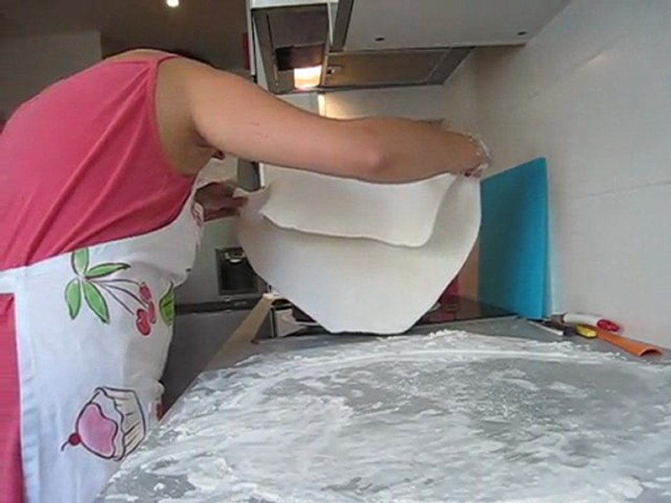 soulever et placer sur le gâteau