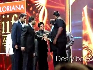 Shahrukh Khan gets harassed at IIFA 2011 on stage