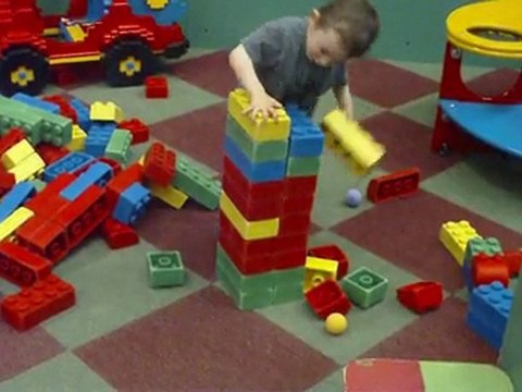 Nathan et les légos géants