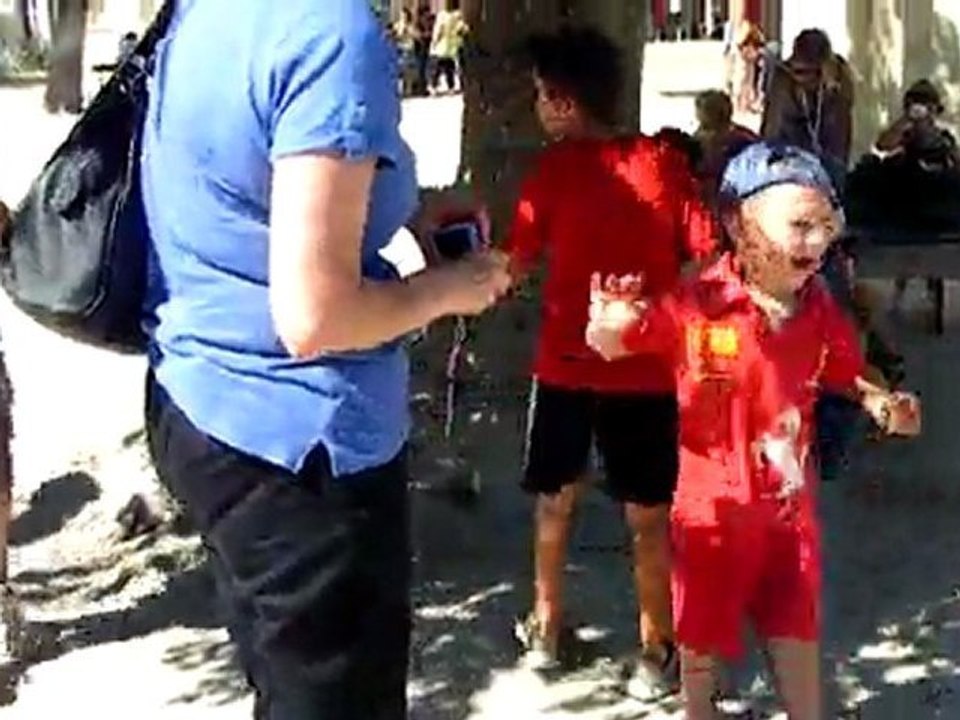 Kermesse 2011, Nathan donne une douche à son papi