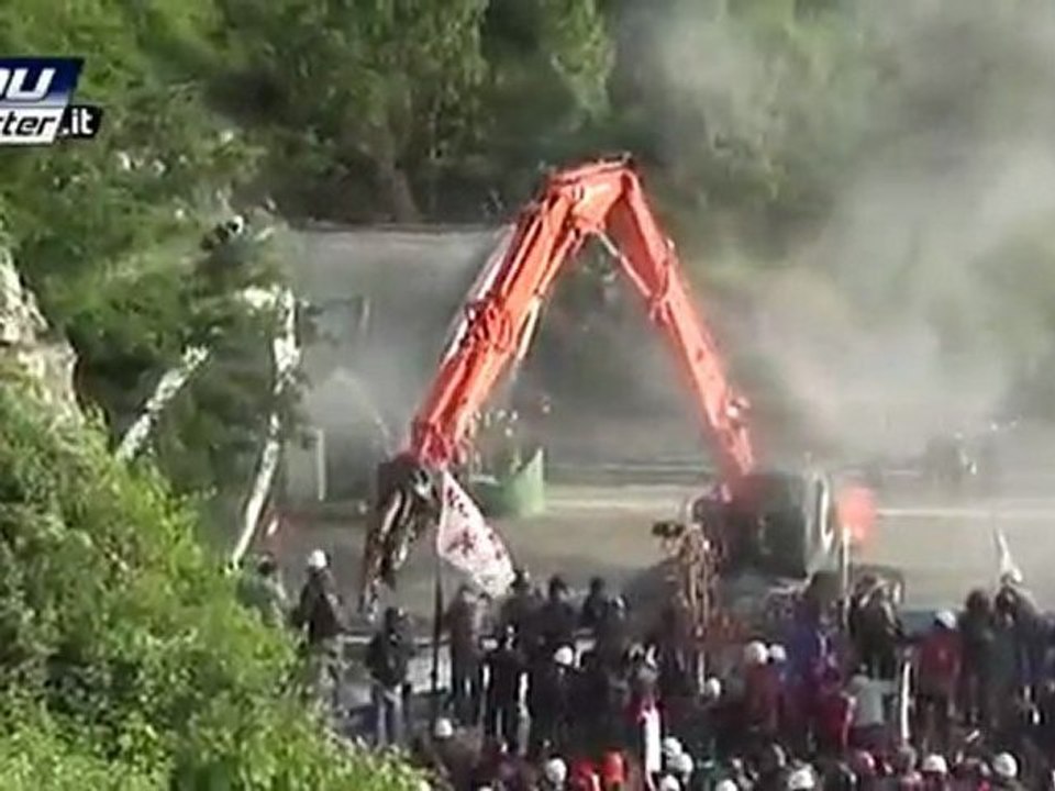 La Polizia sfonda la recinzione del presidio