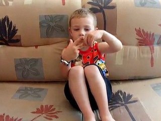 Nathan récite la poesie de la fête des mamans