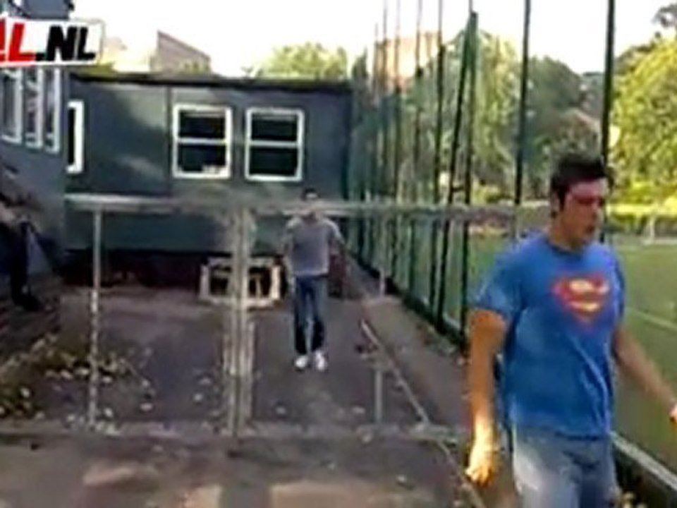 Klettern über einen Zaun Fail