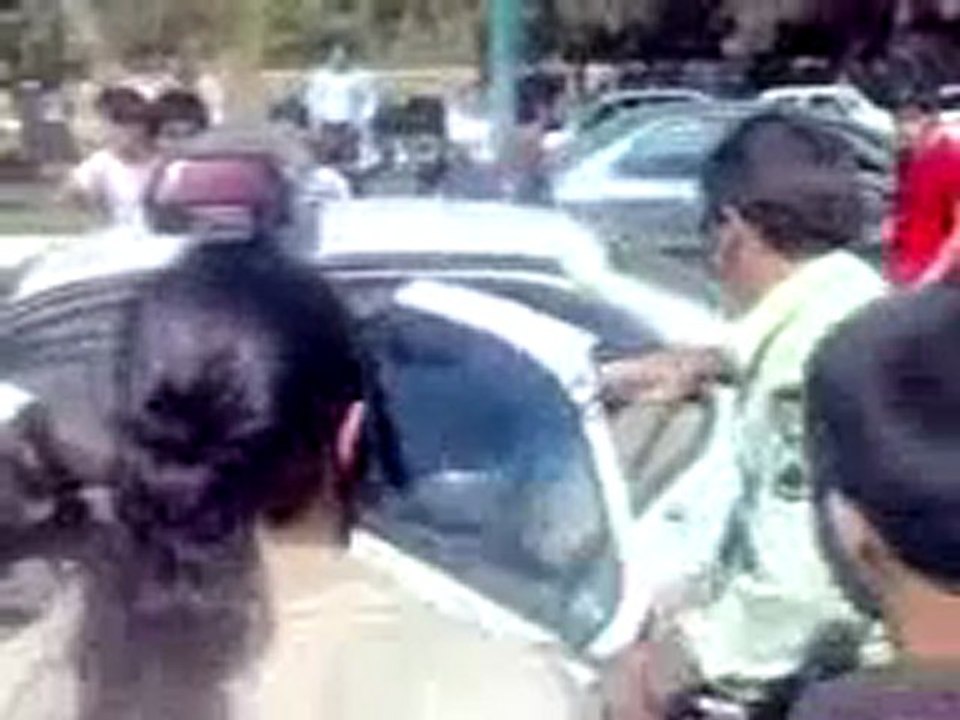 Iranian girl power entfernt ist die Polizisten getroffen