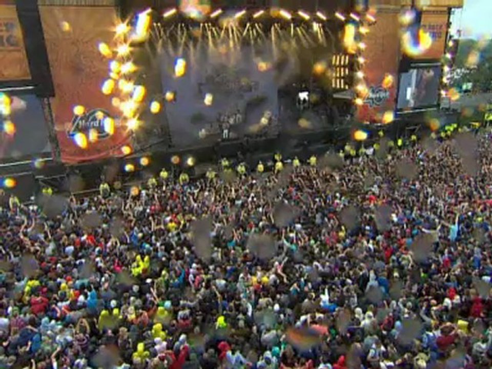 Kaiser Chiefs' Ricky crashes own band's interview