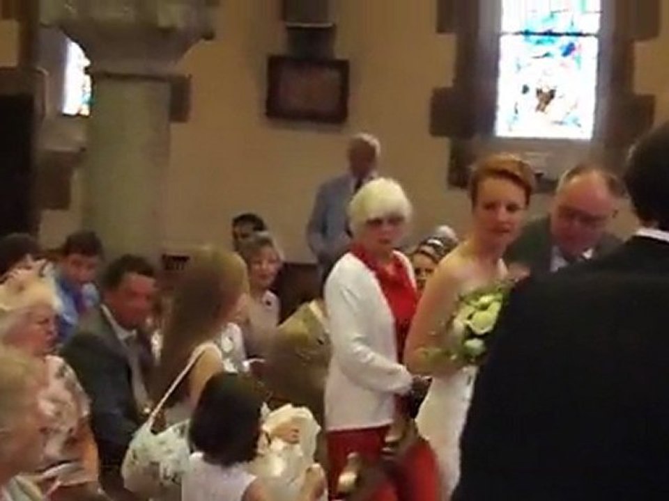 Mariage Emma & Jerome - Emma entre à l'Eglise