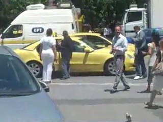 Stavros Pswmiadis mpainei sto taxi