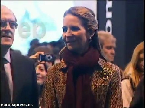 La Infanta Elena visita la feria Aula