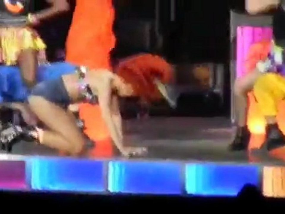 Rihanna Falls While On Stage