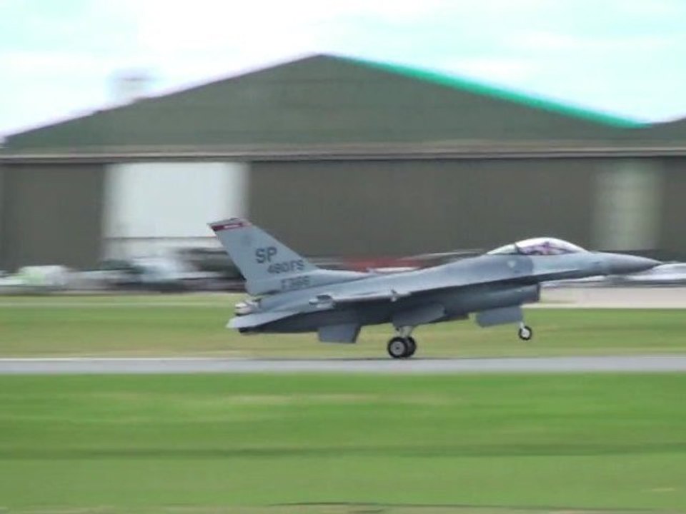 F-16 à l' atterrissage Landing  Full HD  Meeting aérien du Bourget LBG Paris Airshow LFTA 2011
