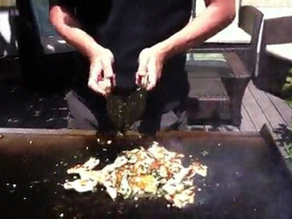 Cuisson des bréchets de poulet de Bresse. Ajout du beurre, ail, persil et huile. A la plancha.
