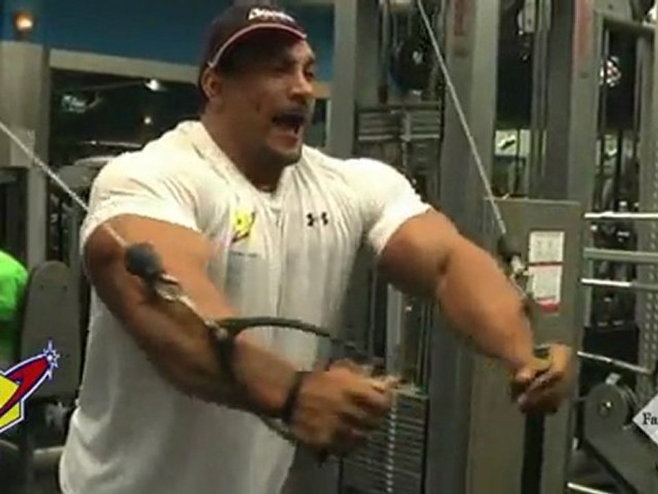 Ecartés debout à la poulie vis-à-vis