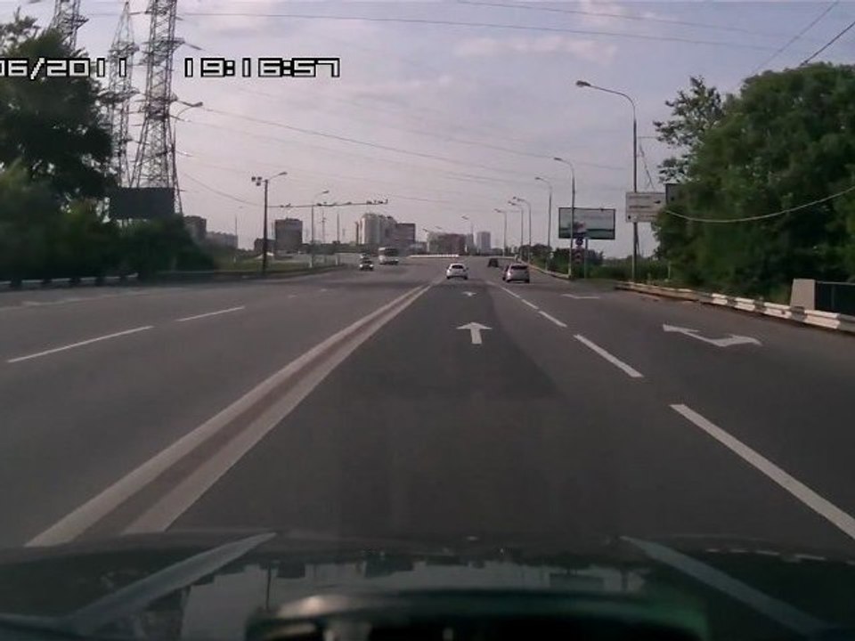 Dumm Radfahrer erhielt einen tödlichen Schlag aus einem SUV