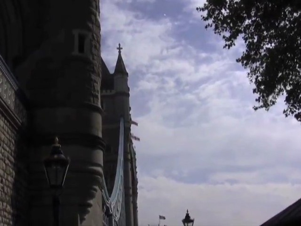 UFO in der Umgebung von Tower Bridge in London 24. Juni 2011