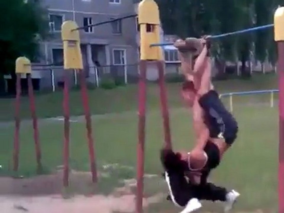 Zwei Profis am Reck Fail