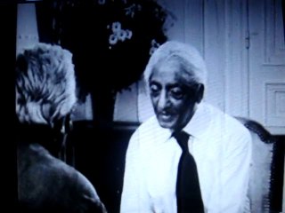 J.Krishnamurti parle en Français, en 1972 à l'ORTF.