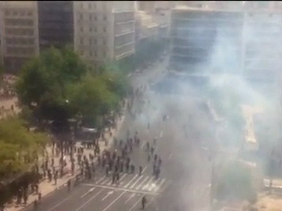 Επεισόδια και δακρυγόνα στο Σύνταγμα