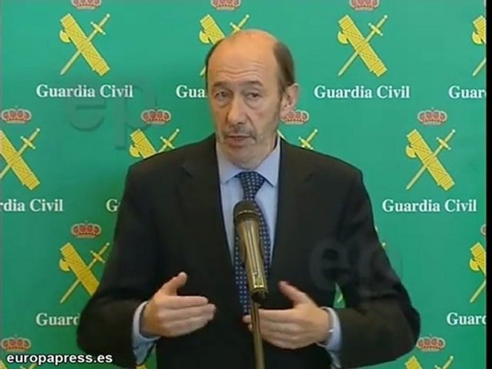 Rubalcaba avisa a ETA que "seguirán las detenciones"