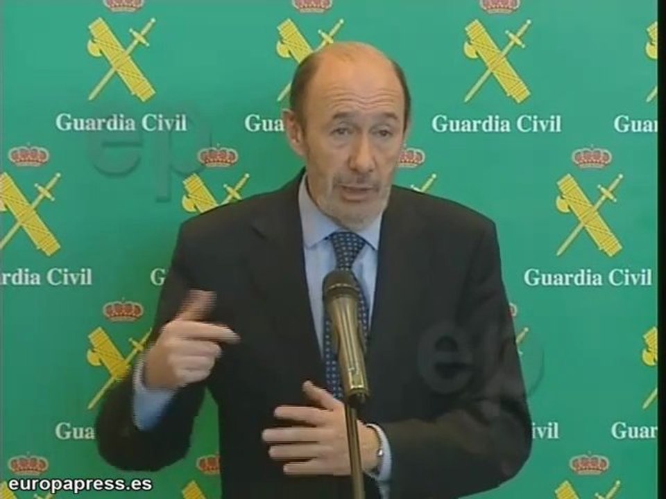 Rubalcaba avisa a ETA que "seguirán las detenciones"