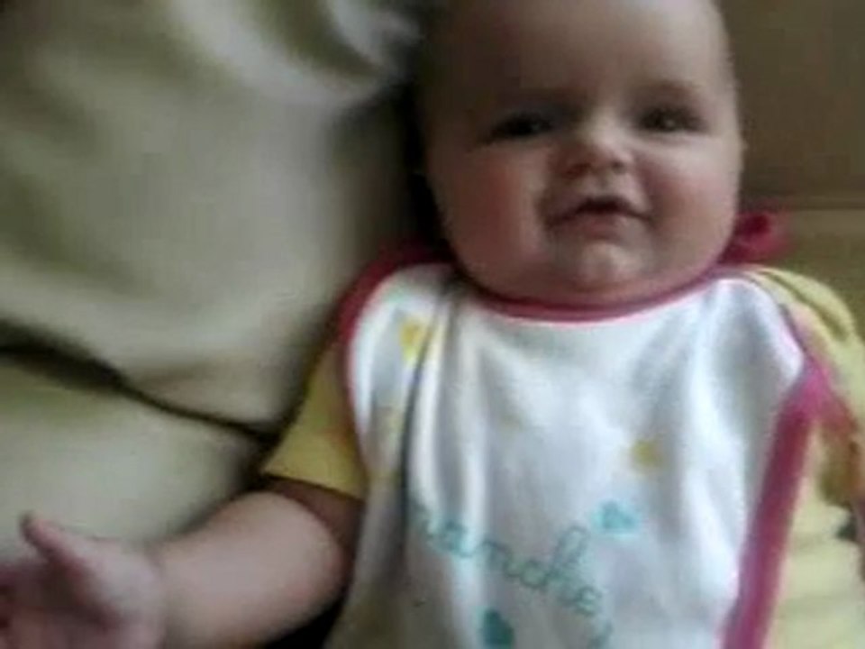 ma fille sonia qui regarde mon portable