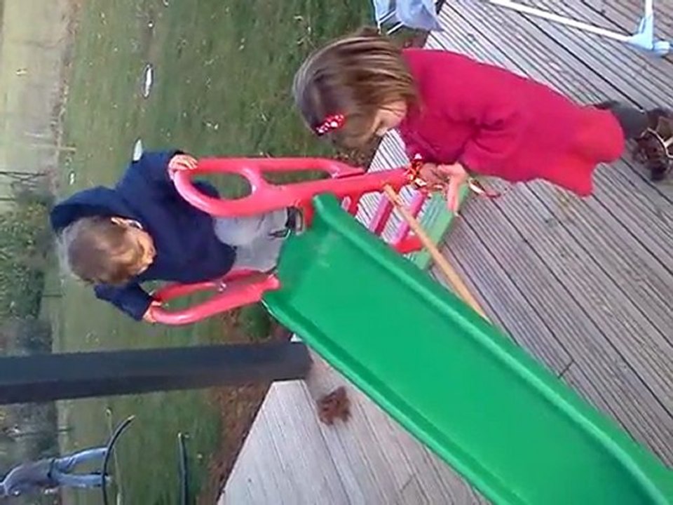 Quentin sur le toboggan fev 2011 (2)