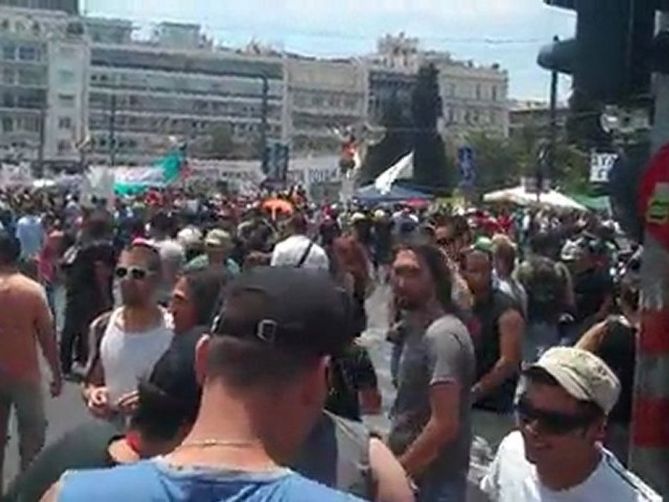 Διαδηλωτές στο Σύνταγμα-48ωρη απεργία