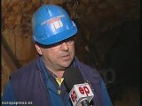Mineros se encierran a 200 metros de profundidad