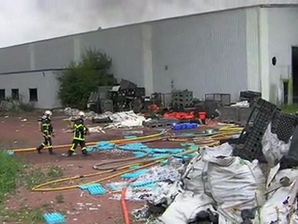 Auby, un violent incendie dans une usine désaffectée