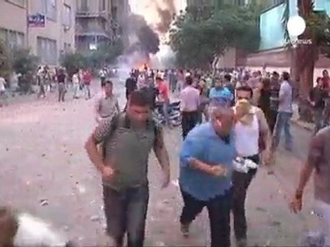 Police clash with protesters in Cairo's Tahrir Square