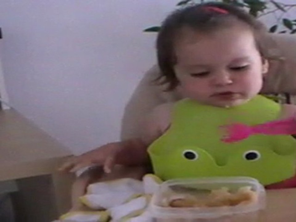 Amélie mange son goûter