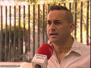 Pareja gay expulsada por bailar juntos