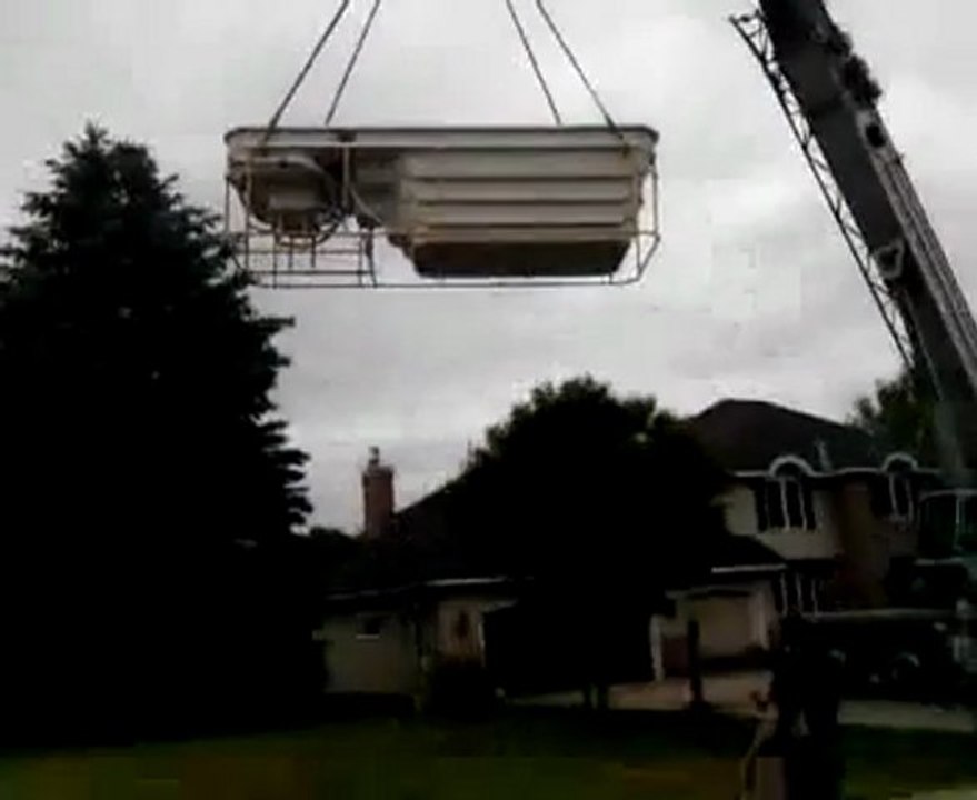 Crane zermalmt Hausdach Fail