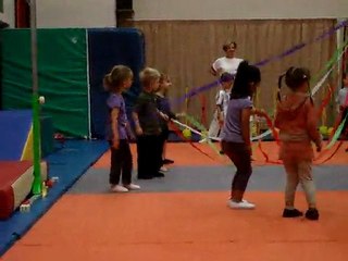 Gymnastique le 29 juin 2011 : petit jeu en ouverture