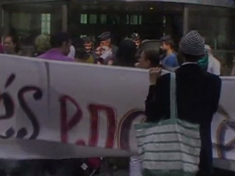 AXA et le Logement-Français interpellés par des mal-logés en colère