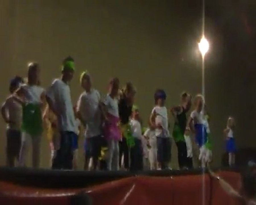 lola danse sur LOCA SHAKIRA 2011