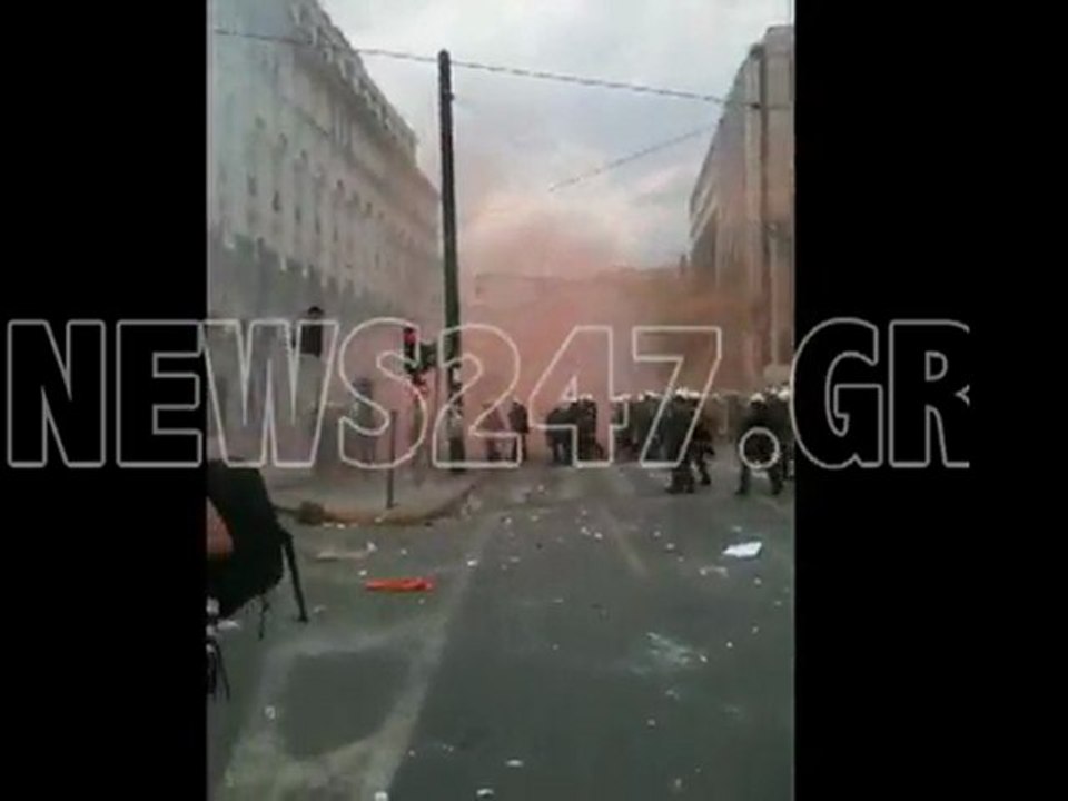 Οπισθοχώρηση ΜΑΤ προς τη Βουλή