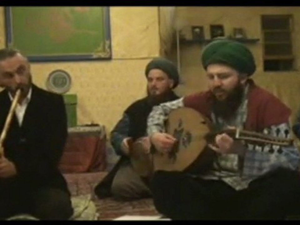 BİR YEŞİL SANCAKLI SULTAN GÖRÜNDÜ