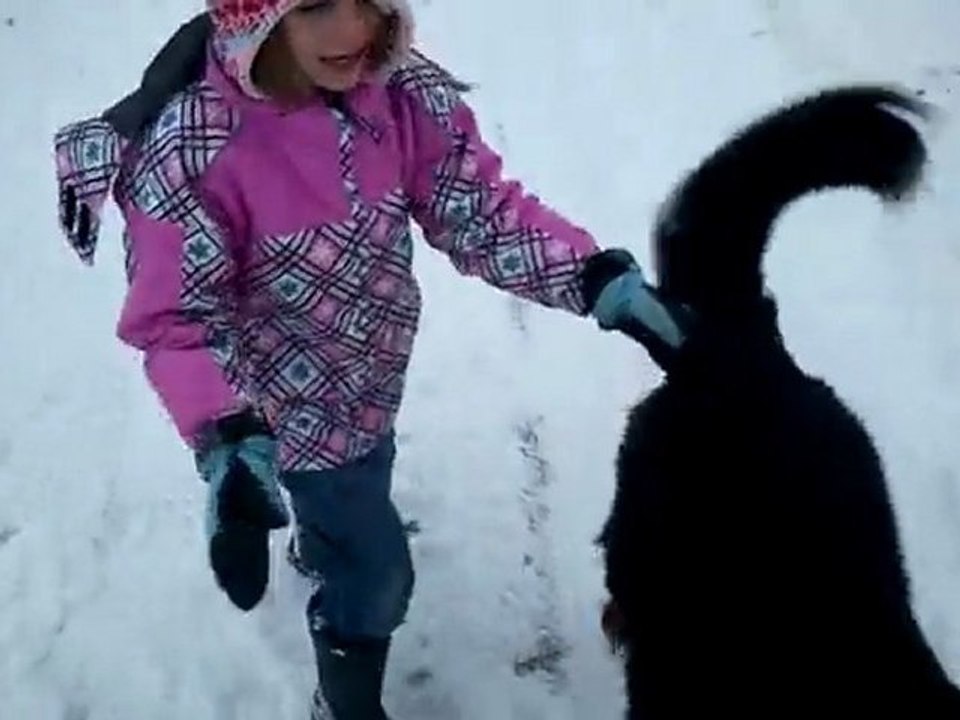 Giulia joue avec Rex