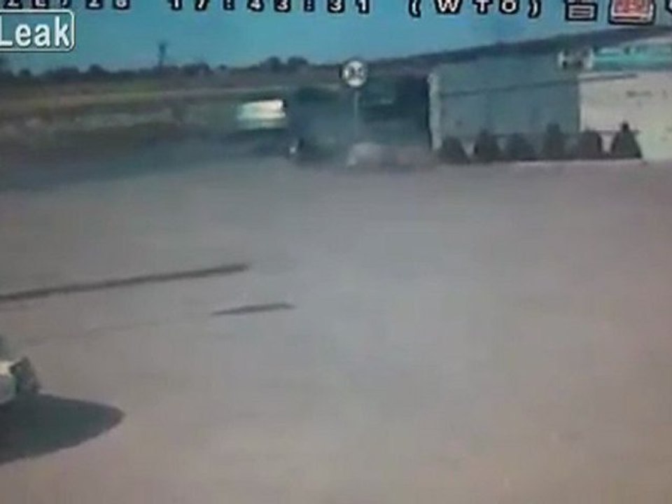 Motorradfahrer katapultiert in einen Unfall (Polen)