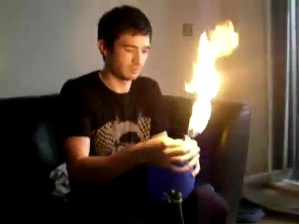 Régis met le feu à un ballon de baudruche