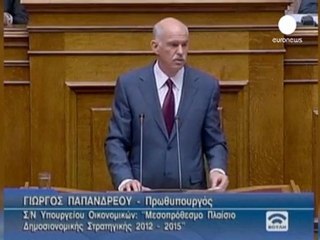 El Parlamento griego aprueba el plan de austeridad a...